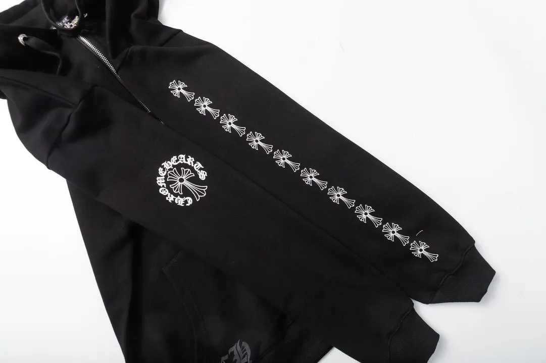 Q12—P230 -Chrome Hearts/Chrome Hearts printed zipper sweatshirt cardigan jacket -420 grams of high-density, high-quality wool, soft, delicate and skin-friendly, soft and silky to the touch, warm and skin-friendly -The hardware zipper accessories are all customized and full of details -Colour: black white -Size: S M L XL
